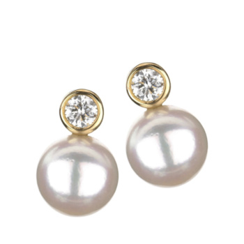 18ct yellow gold Pearl and diamond 0.20ct diamond stud earrings.