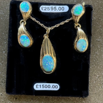 yellow gold and opal earrings and pendant