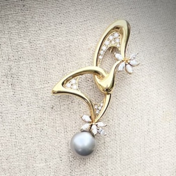 18ct yellow gold silver grey Tahitian pearl and diamond brooch. Containing 1.48ct of diamonds