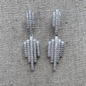 18ct white gold Art Deco style diamond drop earrings. Containing 0.22ct of diamonds